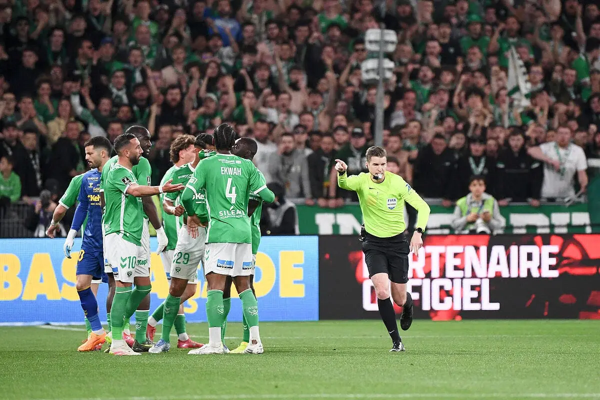 ASSE-OL : Letexier annule le rouge de Stassin, Lyon crie au scandale