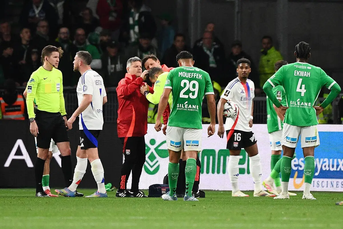 ASSE-OL : Un arbitre assistant reçoit un projectile, le derby interrompu !