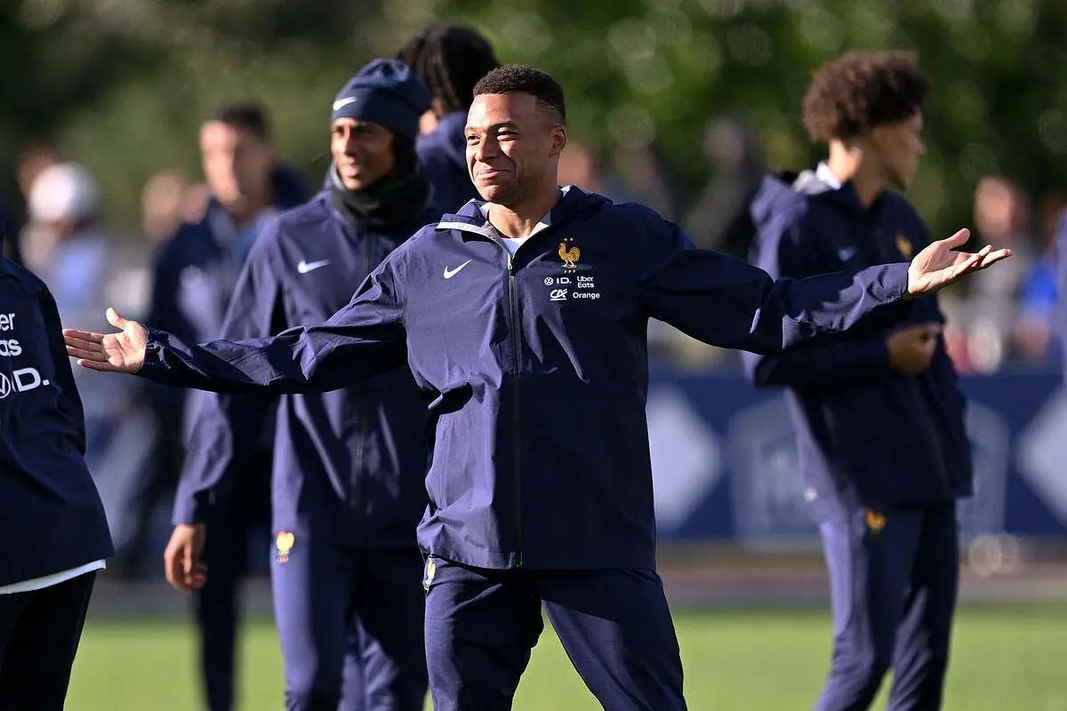 edf la tronche de deschamps agace mbappe a la solution mbappe 202 398404