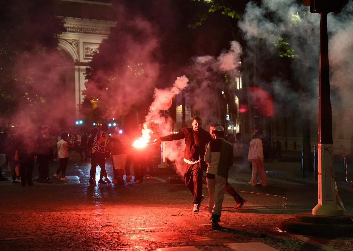 Le maire de Paris cède aux autorités