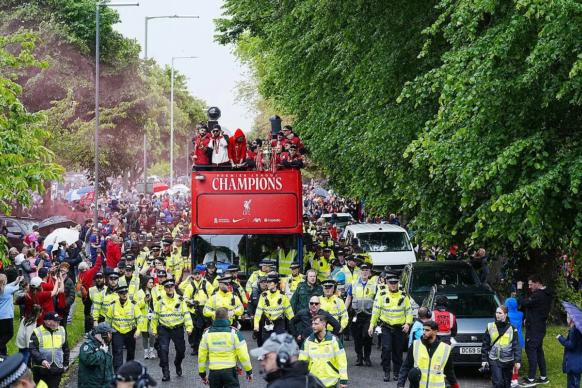 Liverpool : Une voiture fonce volontairement dans la foule