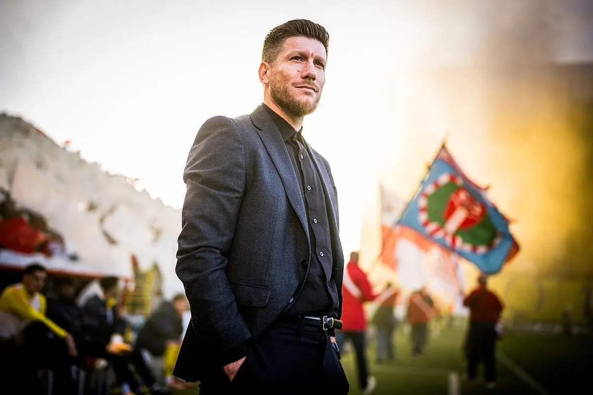 Qui est Sébastien Pocognoli, favori pour être l'entraineur du RC Lens ?