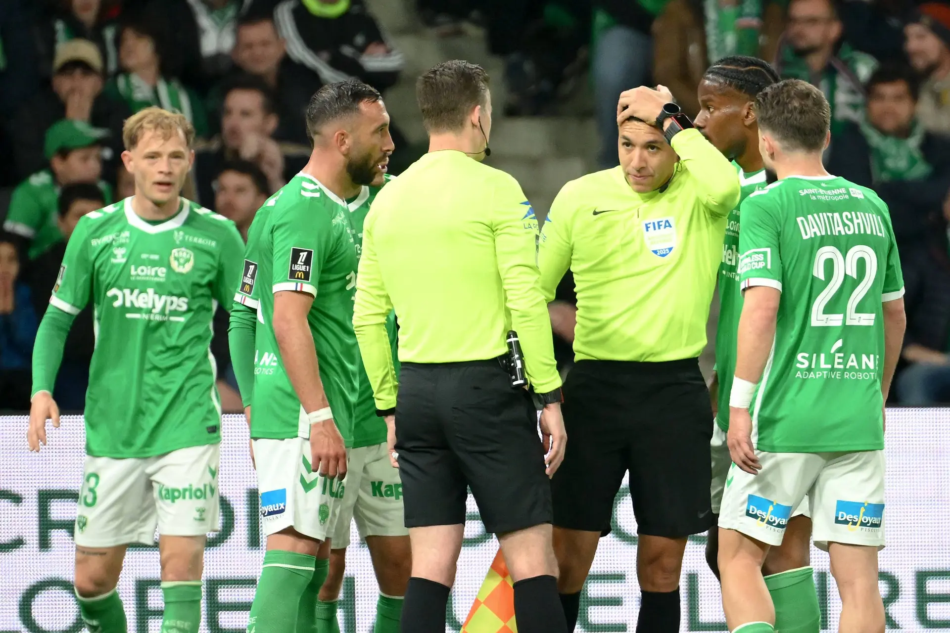 ASSE-OL : Prison et interdiction de stade pour les lanceurs de pièces