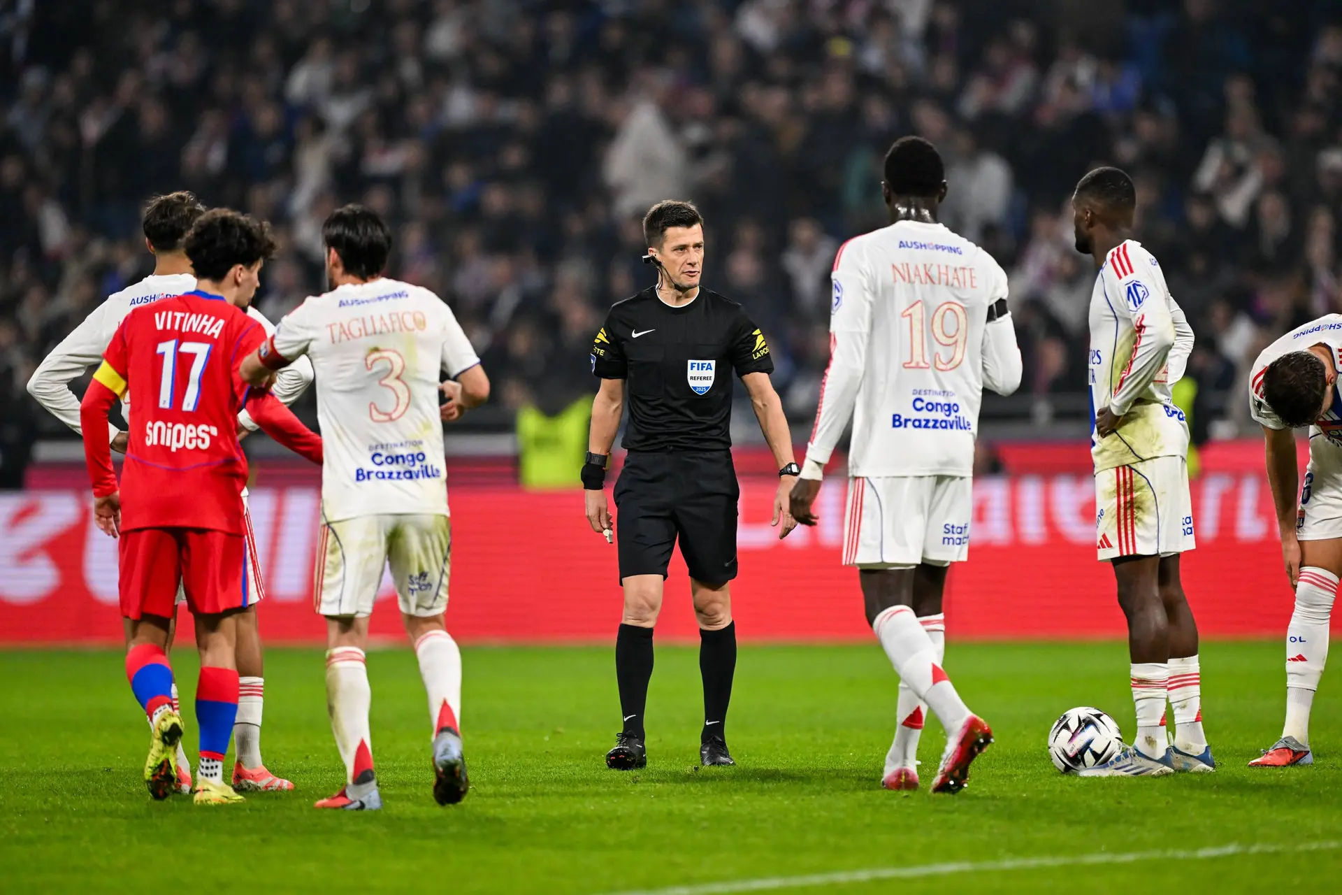 Pénalty, faute, but, l’arbitrage d’OL-PSG fait hurler