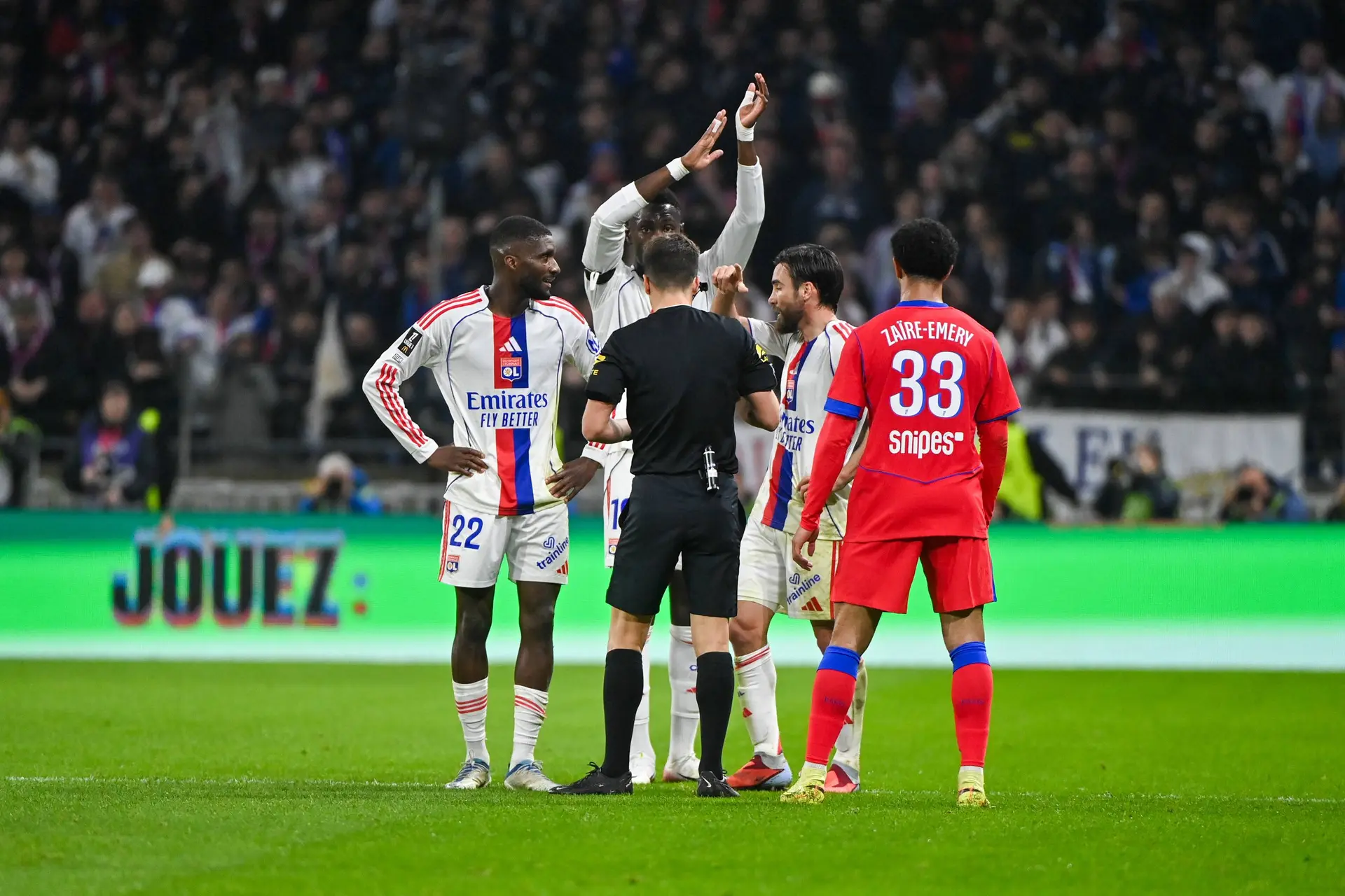 OL : Le PSG jouait à 12, Lacazette pète un plomb