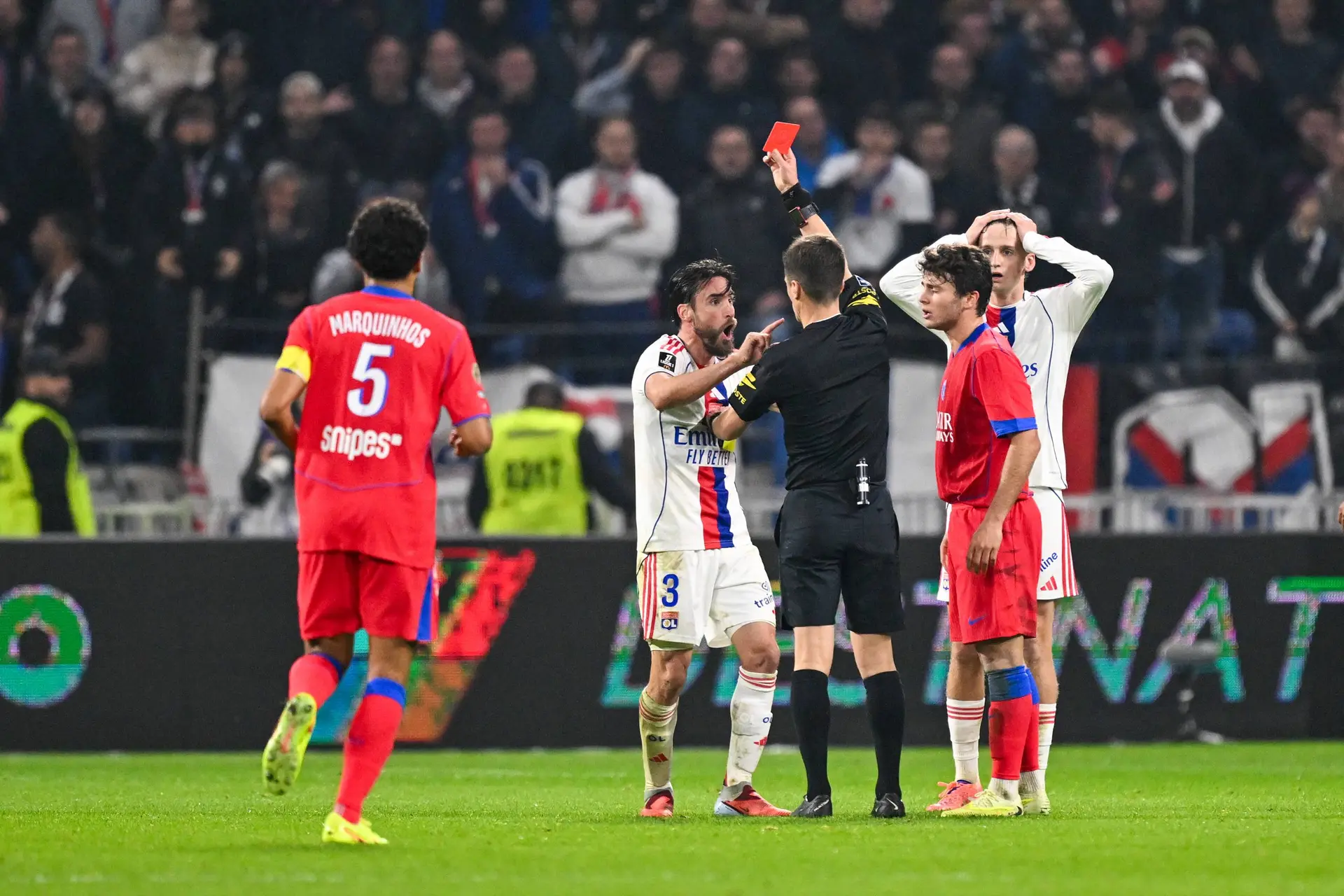L'OL volé, des dirigeants accusent l'arbitre