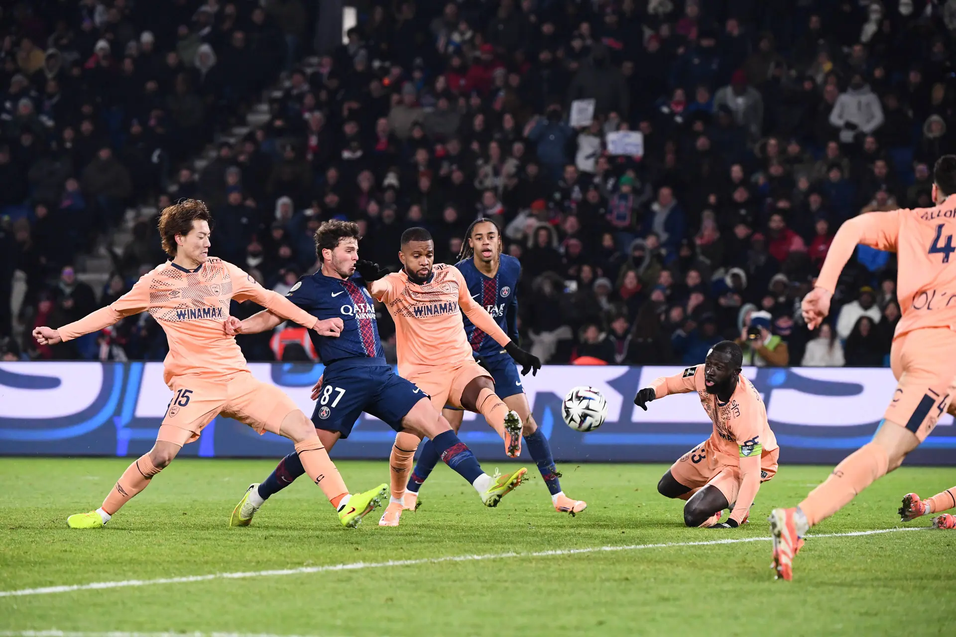 L1 : Bousculé, le PSG garde la tête
