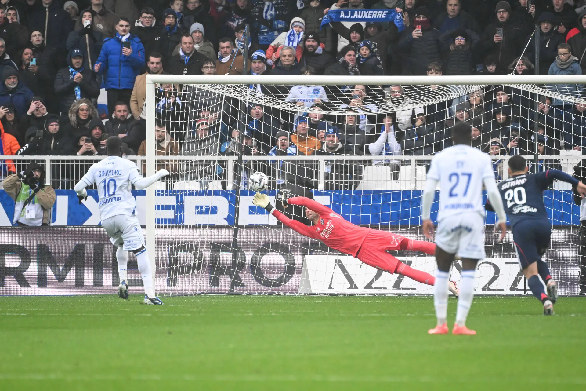 AJA-OL : Dominik Greif repousse un penalty (Vidéo)