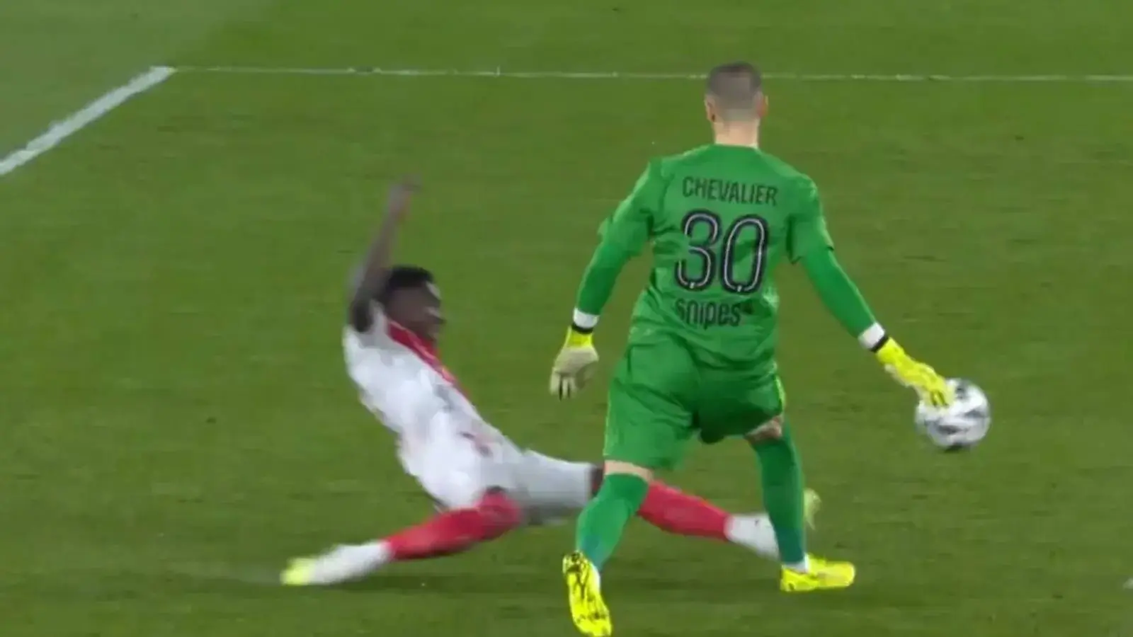 La-semelle-de-Lamine-Camara-sur-Lucas-Chevalier-lors-de-Monaco-PSG-le-29-novembre-2025-2192141