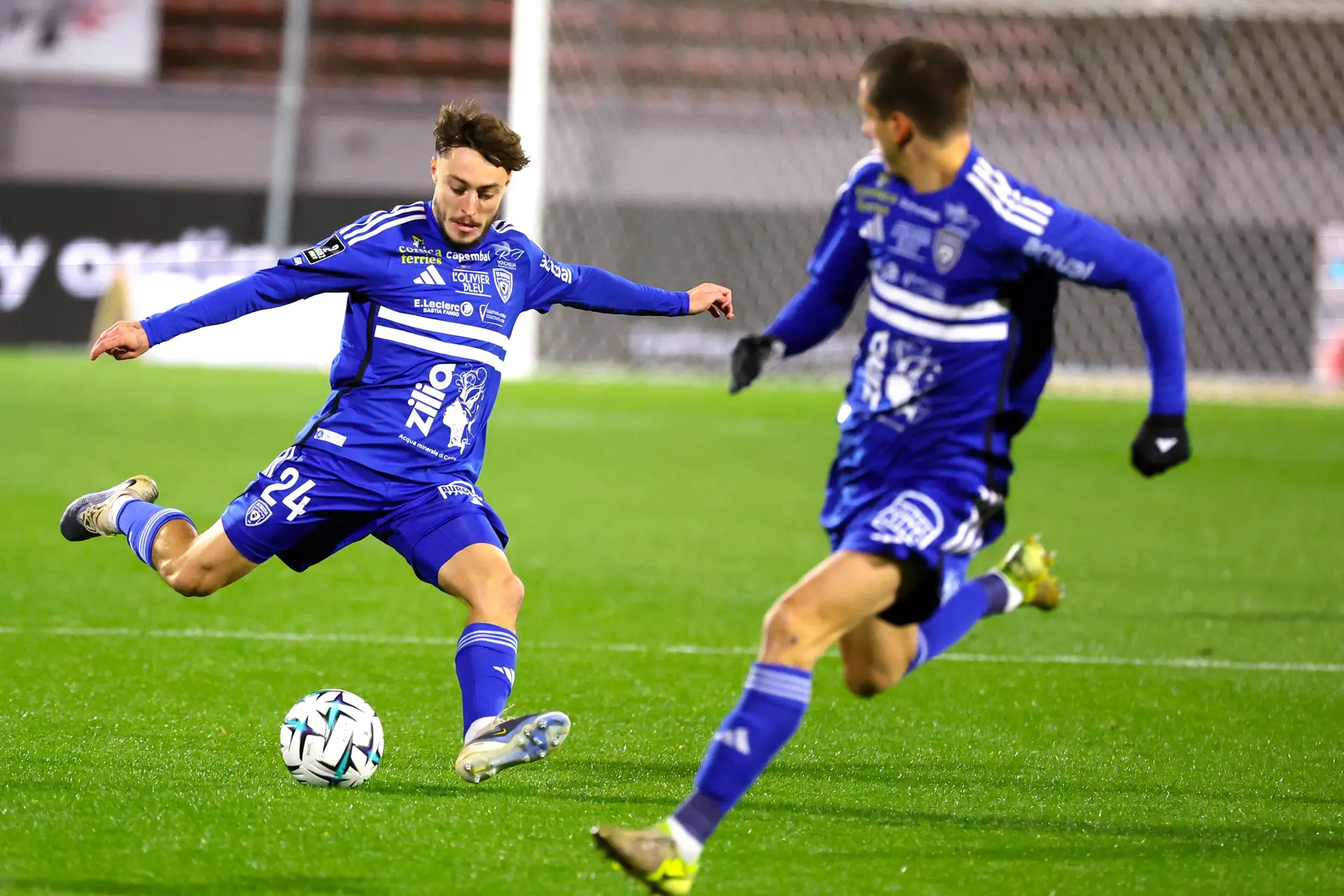 L2 : Un fumigène touche un joueur, match arrêté à Bastia