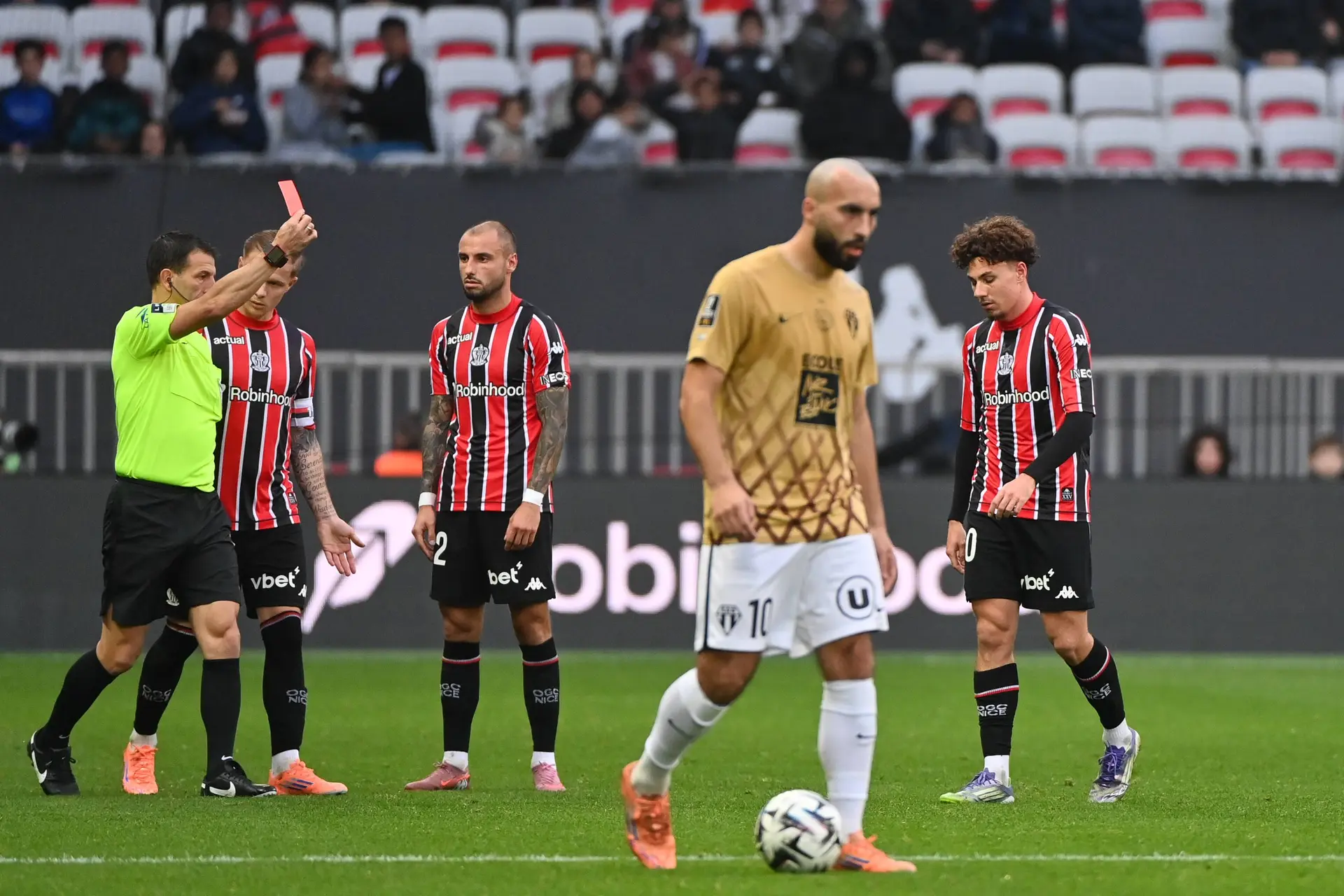 L1 : Louchet suspendu 3 matchs, le public lyonnais sanctionné