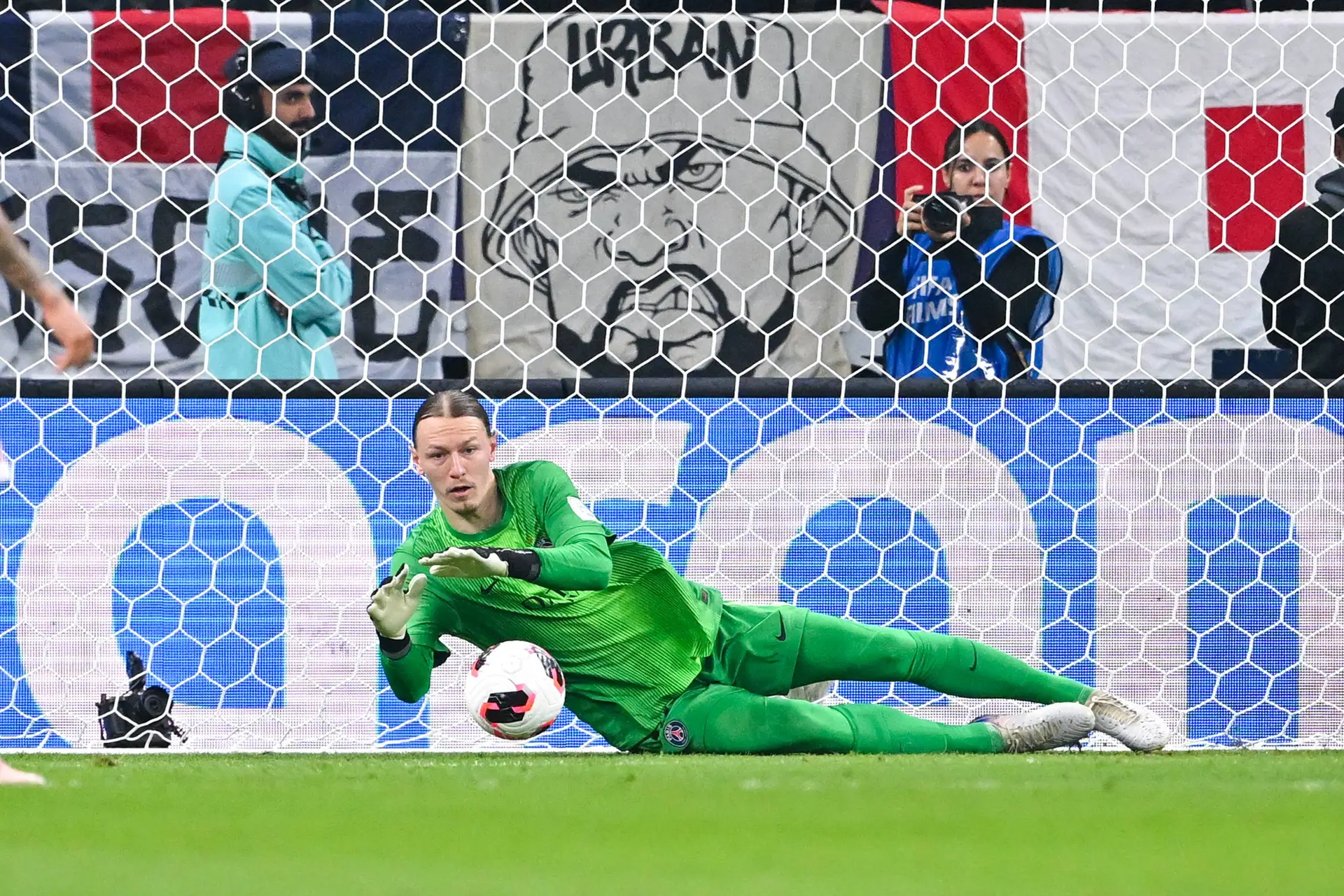 PSG : Le mur Safonov doit quitter le banc !