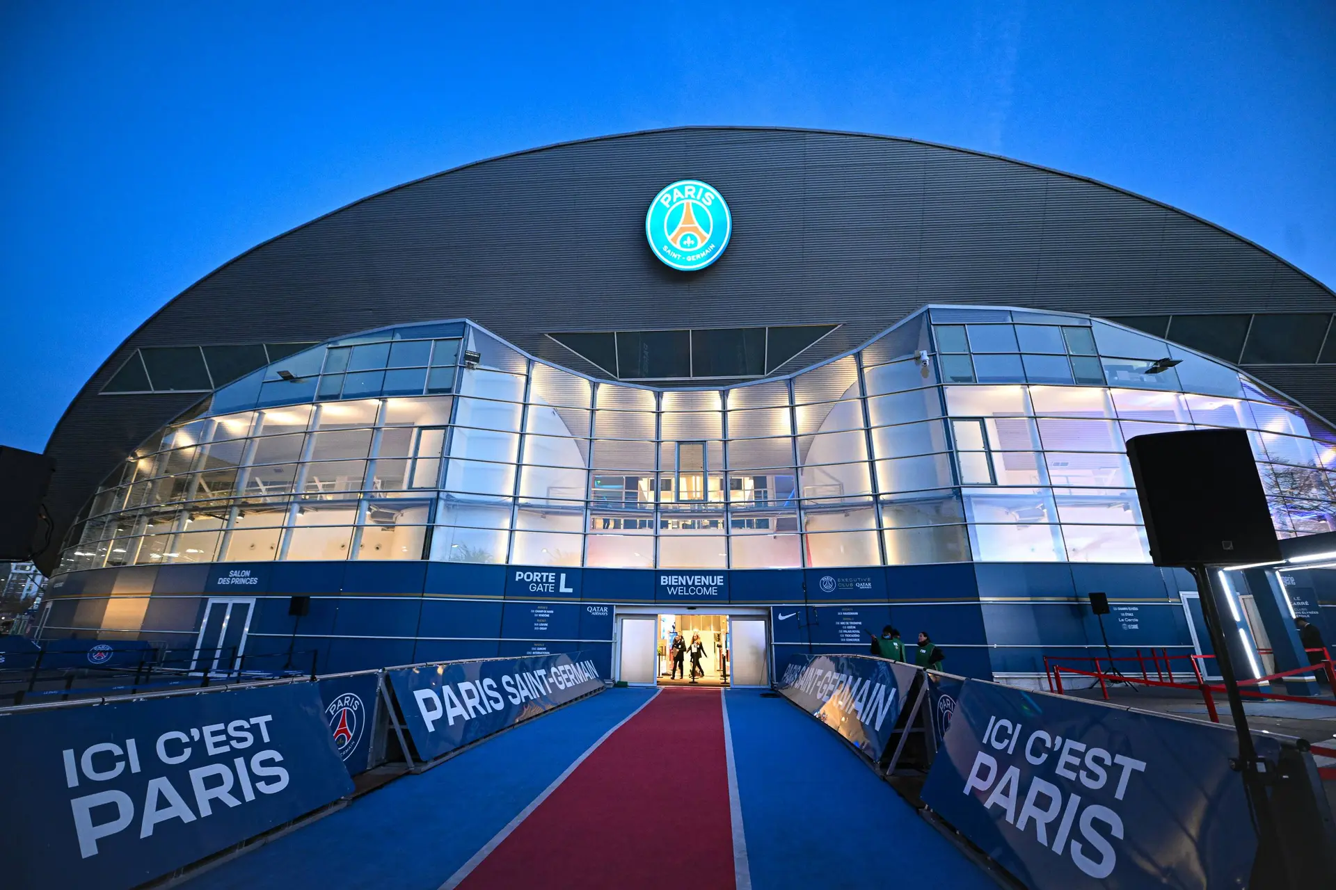 Feu d’artifice et sifflets, PSG-OM est lancé (vidéo)