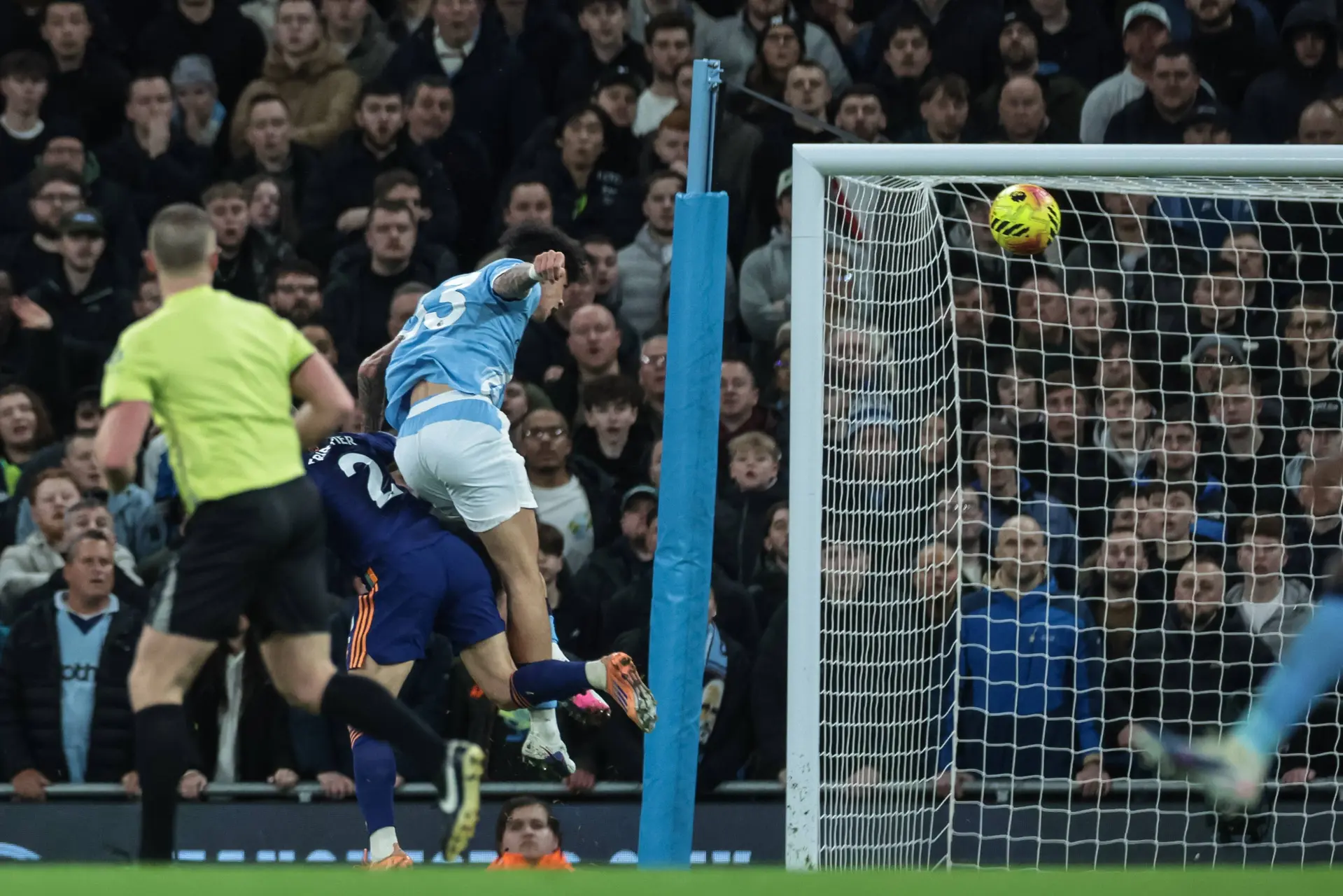 Ang : Manchester City revient à deux points d'Arsenal