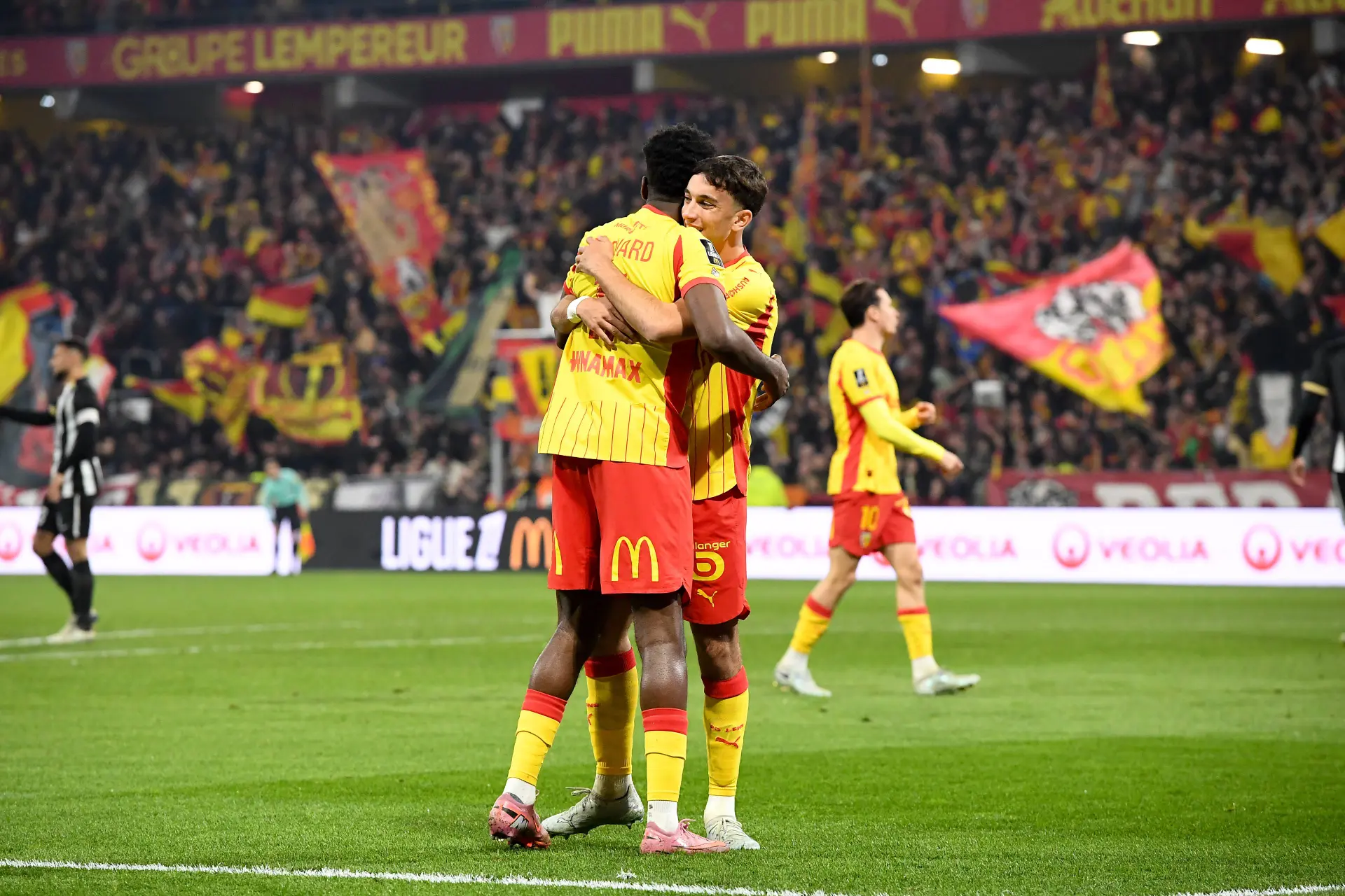 L1 : Lens pulvérise Angers, le PSG tremble