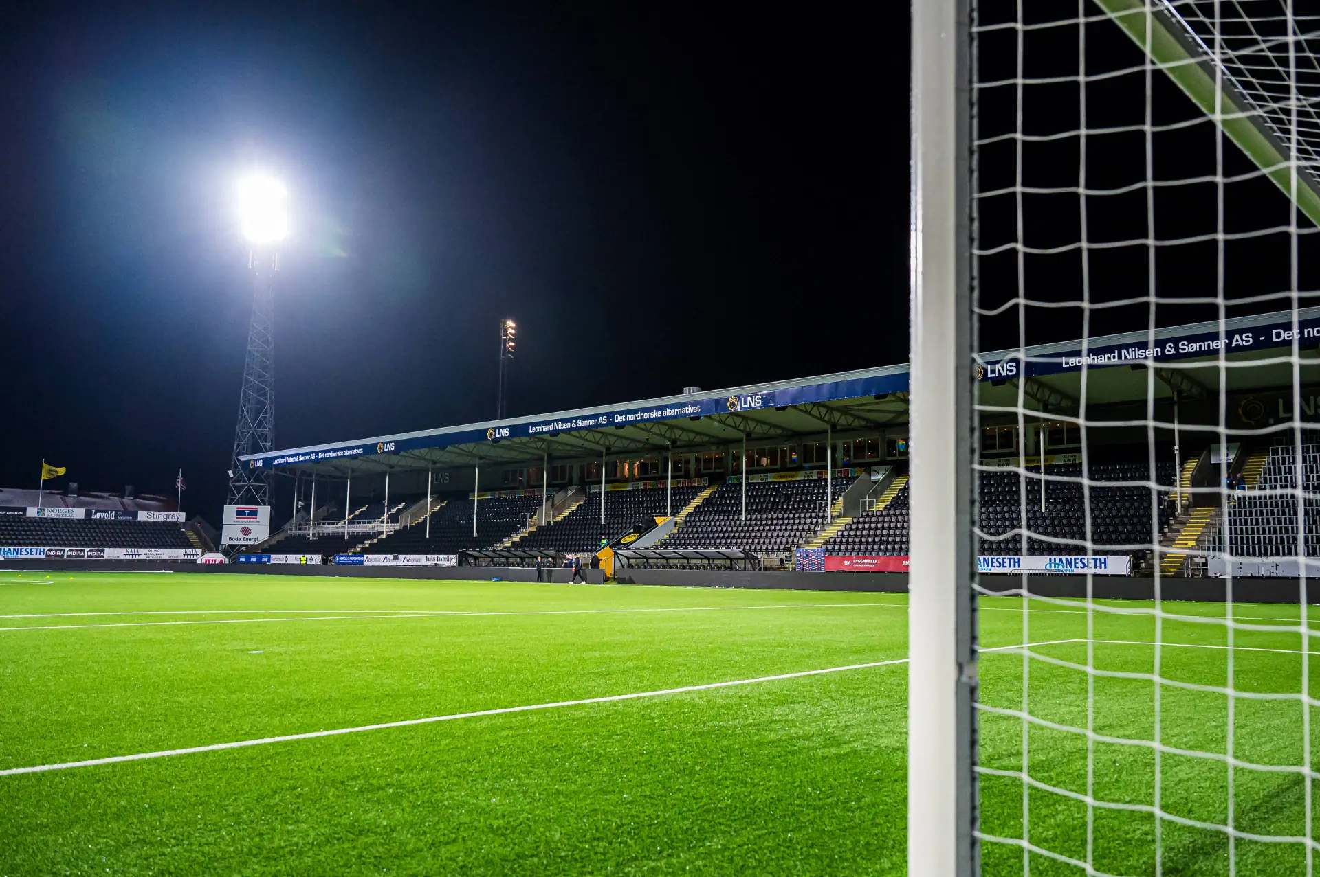 Norvège : La violente chute d’un spectateur provoque le report d’un match