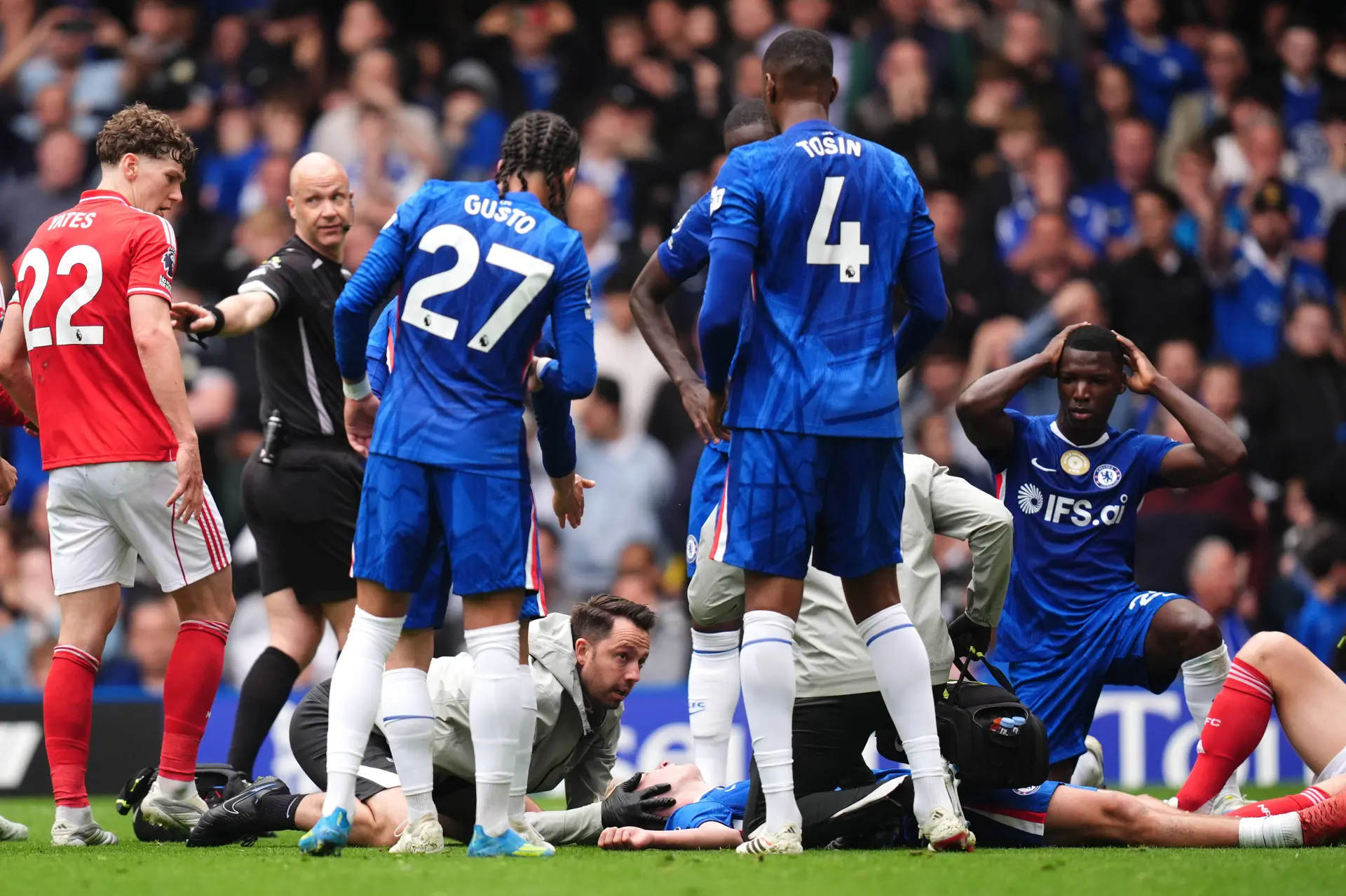 Chelsea : Jesse Derry évacué sur civière après un choc inouï