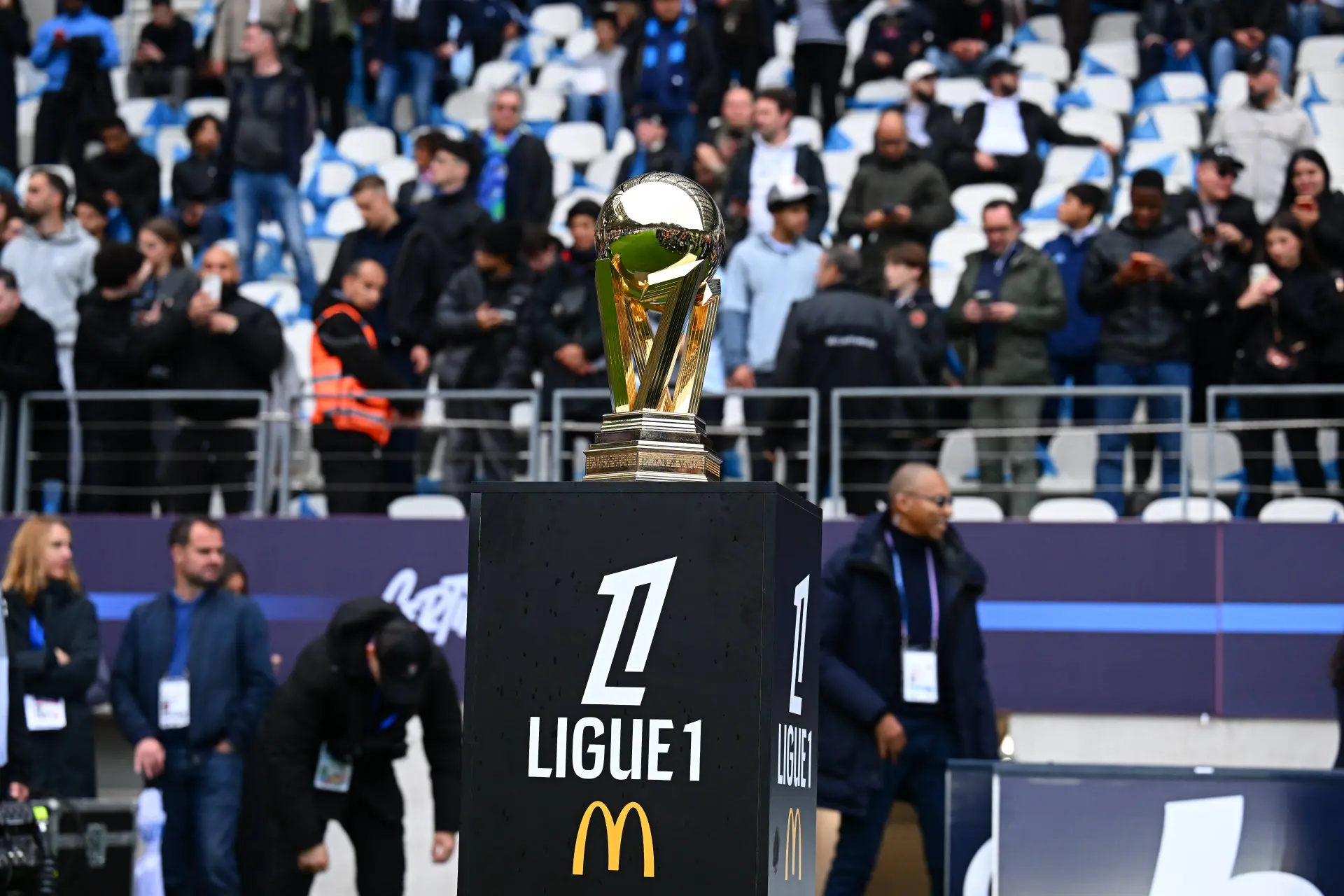Le PSG fête son titre dans un coin du stade