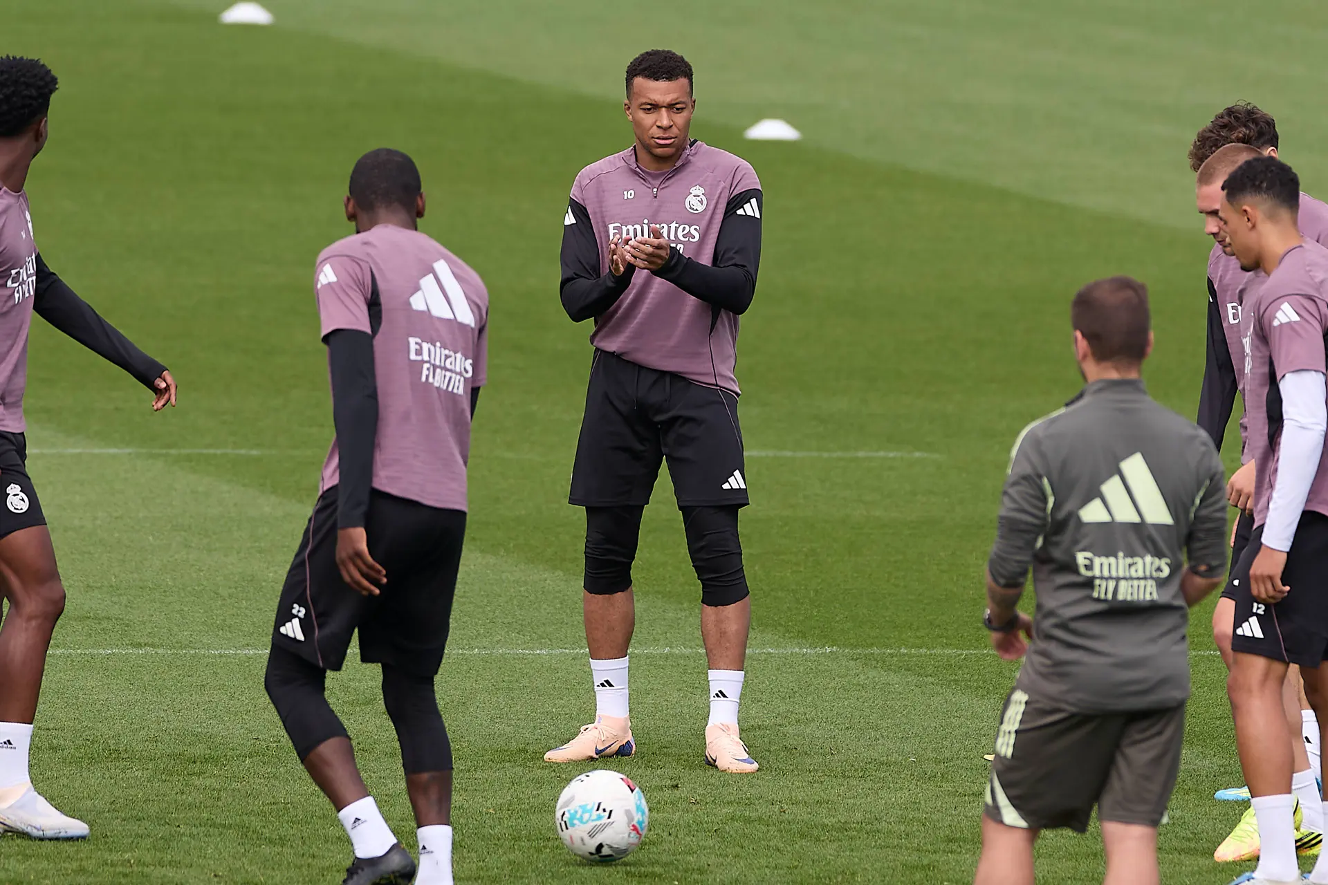 Mbappé sifflé, banderole déchirée, ça chauffe à Madrid