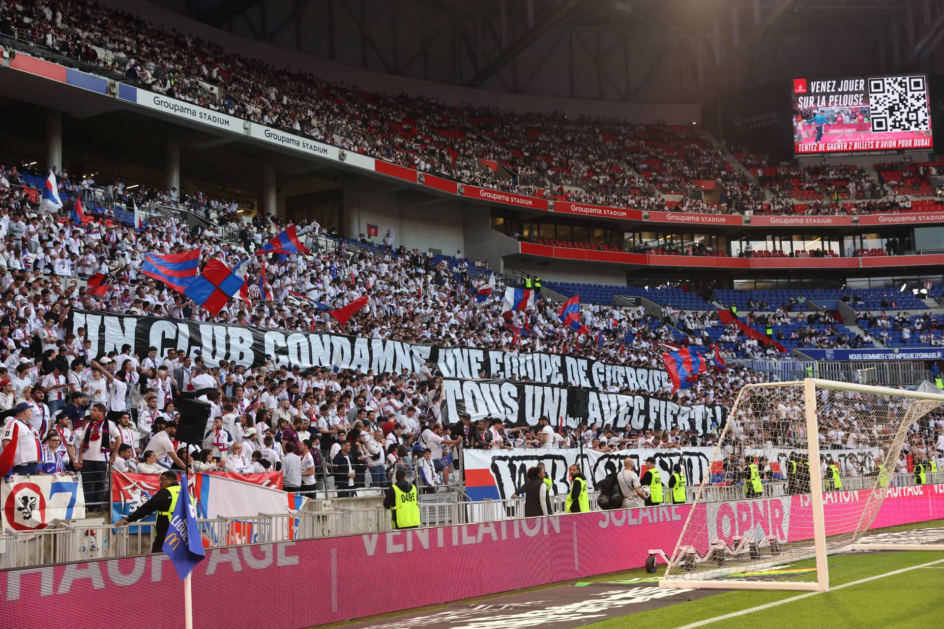 Le Parc des Princes pas encore vendu, l'OL en profite