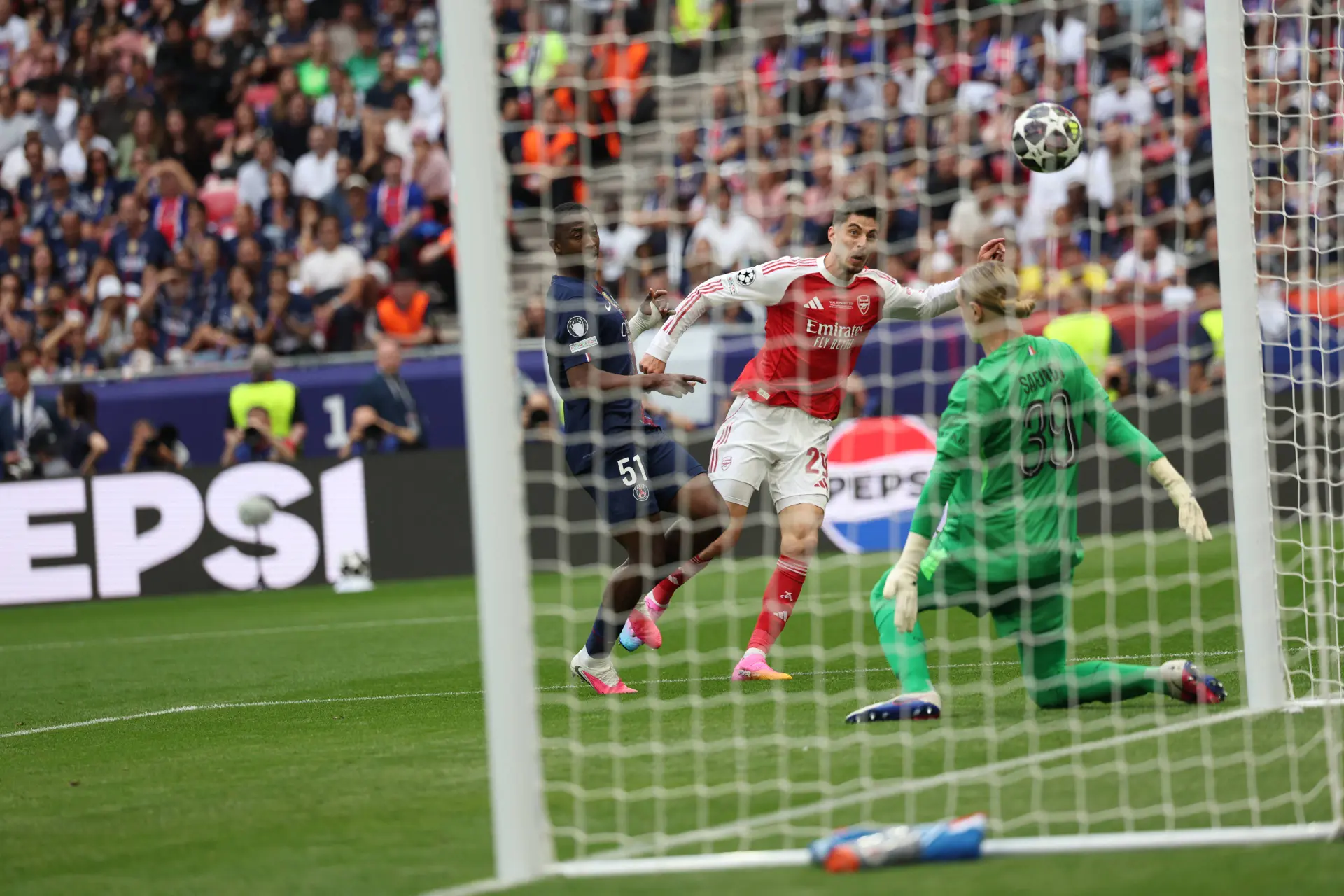 Arsenal frappe d'entrée contre Paris