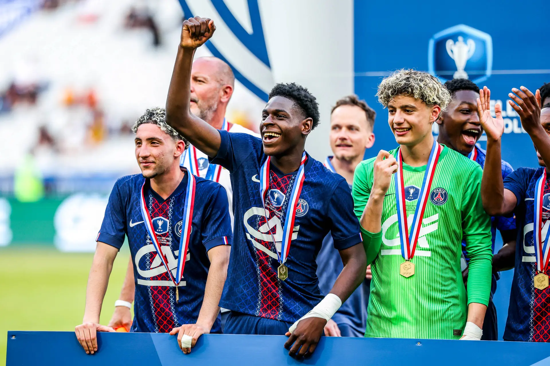 Un défenseur du PSG traverse la rue et signe au Paris FC