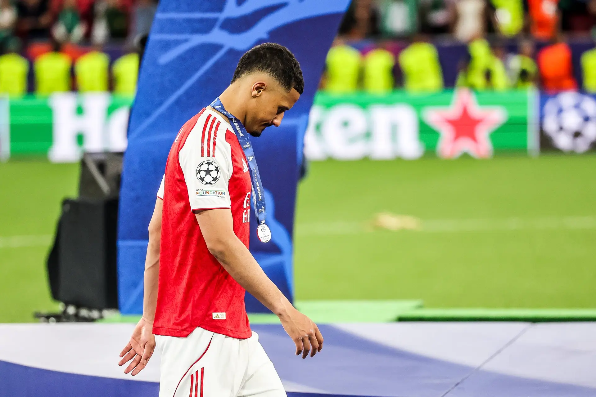Le PSG et le Barça se battent pour un défenseur d’Arsenal