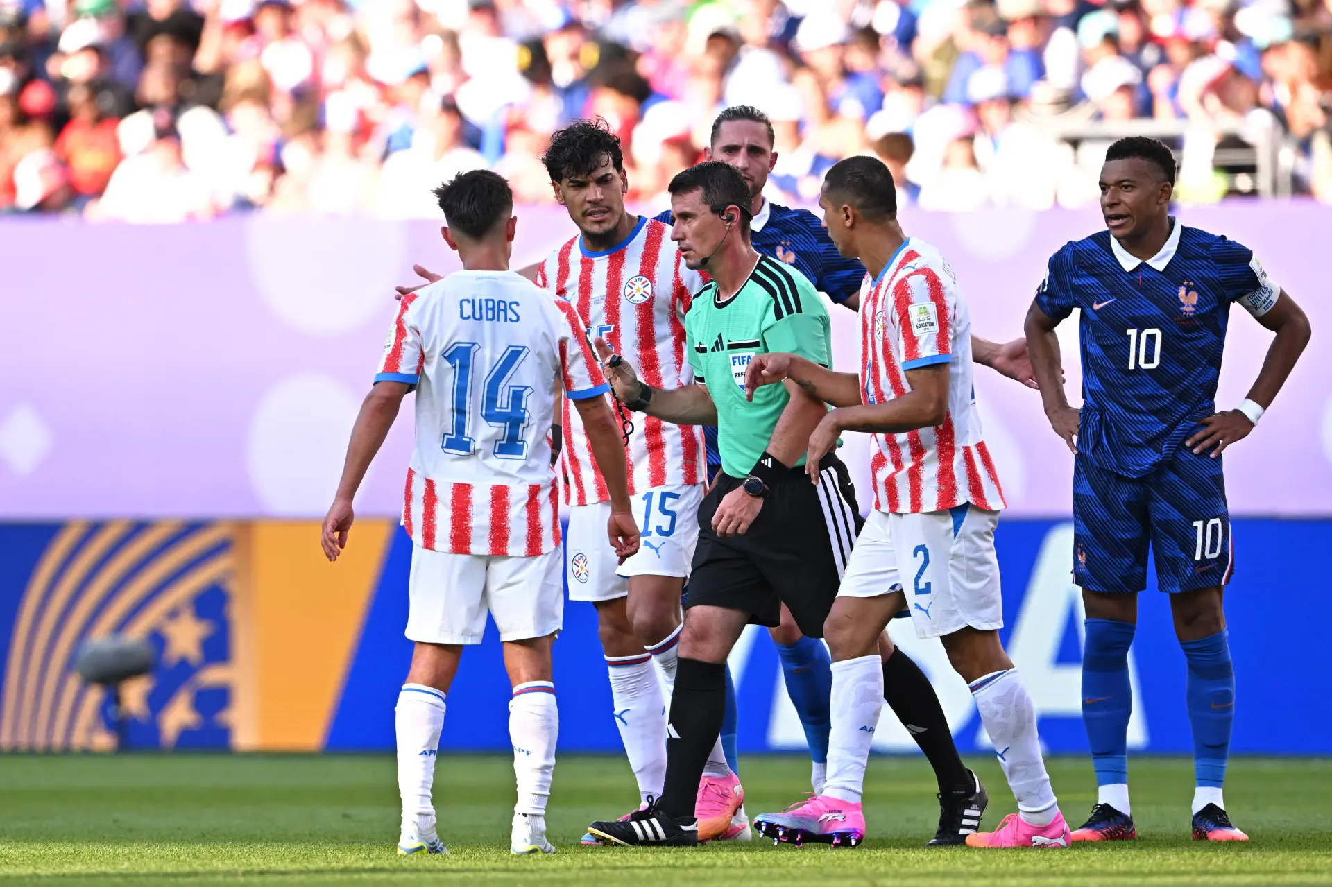 L’arbitre de France-Paraguay choque le monde
