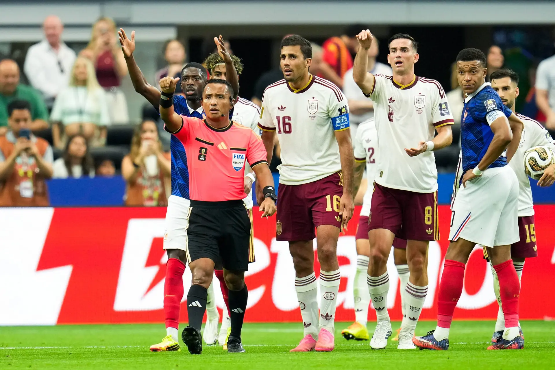 Les décisions bizarres de l’arbitre de France-Espagne
