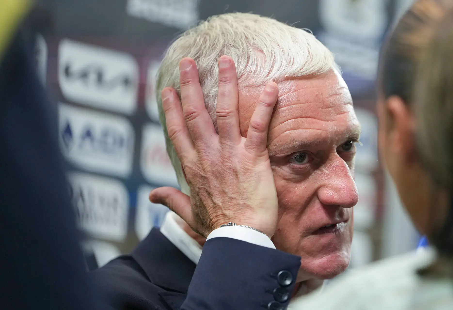 Deschamps allume l'arbitre et se fait défoncer