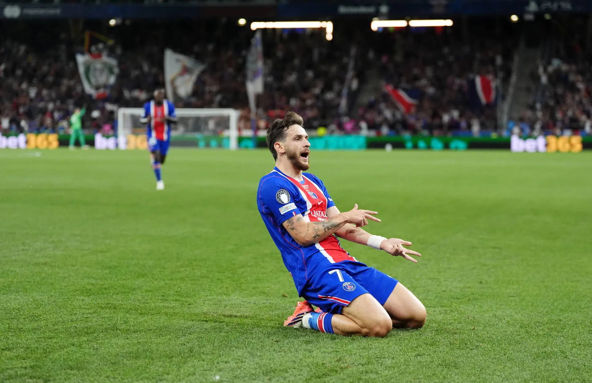 Kvaratskhelia marque un but superbe pour le PSG (Vidéo)