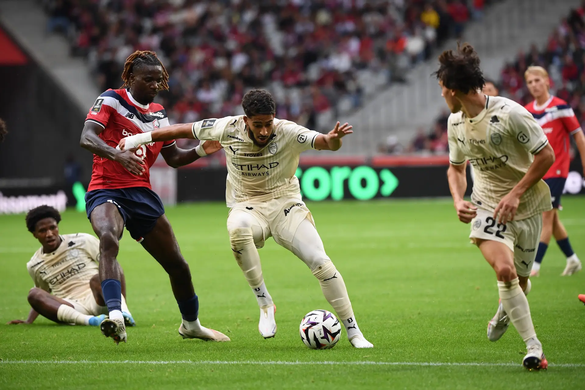 Troyes maîtrisé, le LOSC prend la tête de la Ligue 1