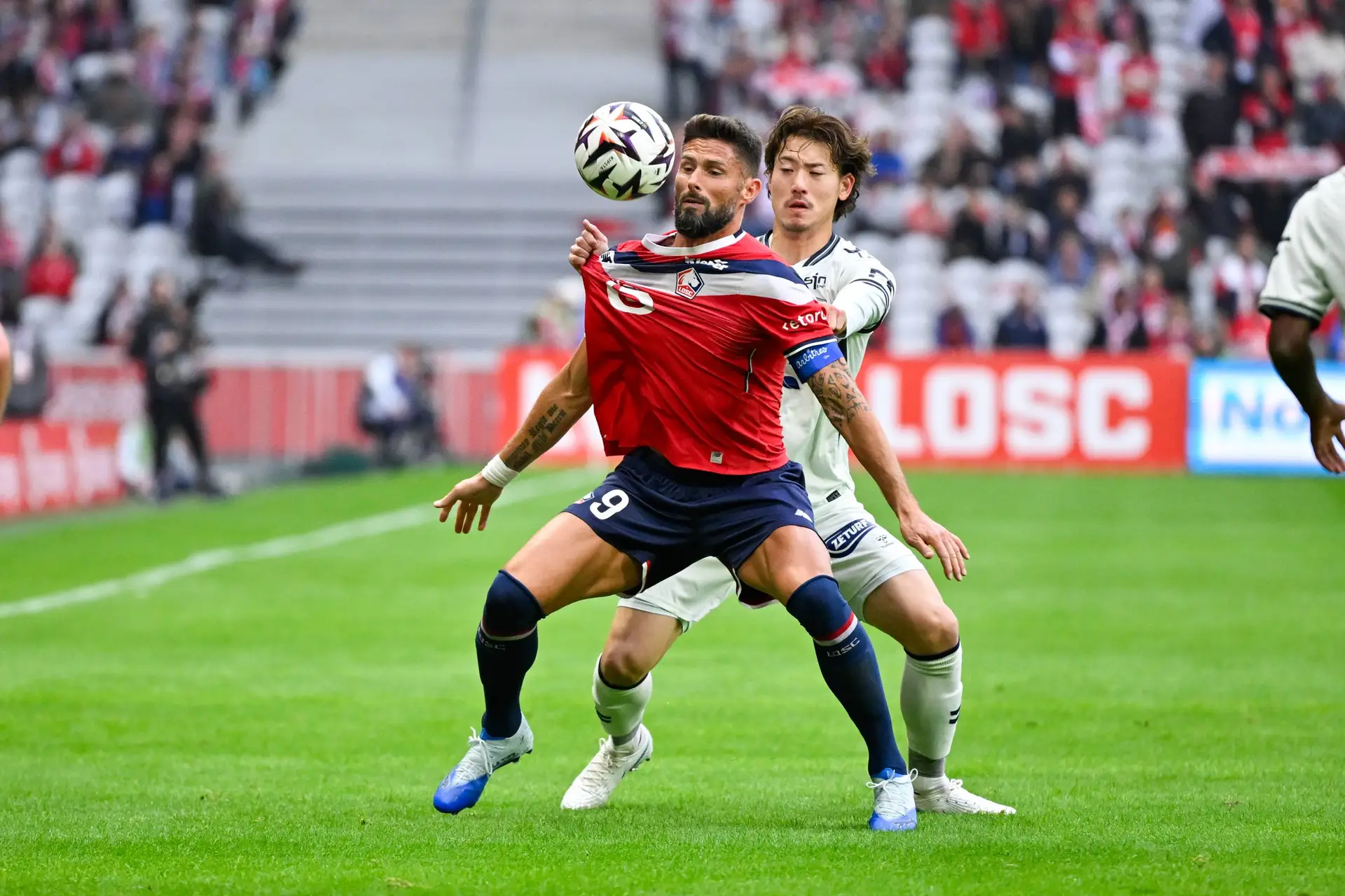 L1 : Lille passe leader en souffrant