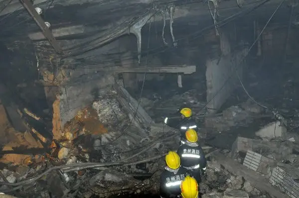 internet cafe explodes killing 6