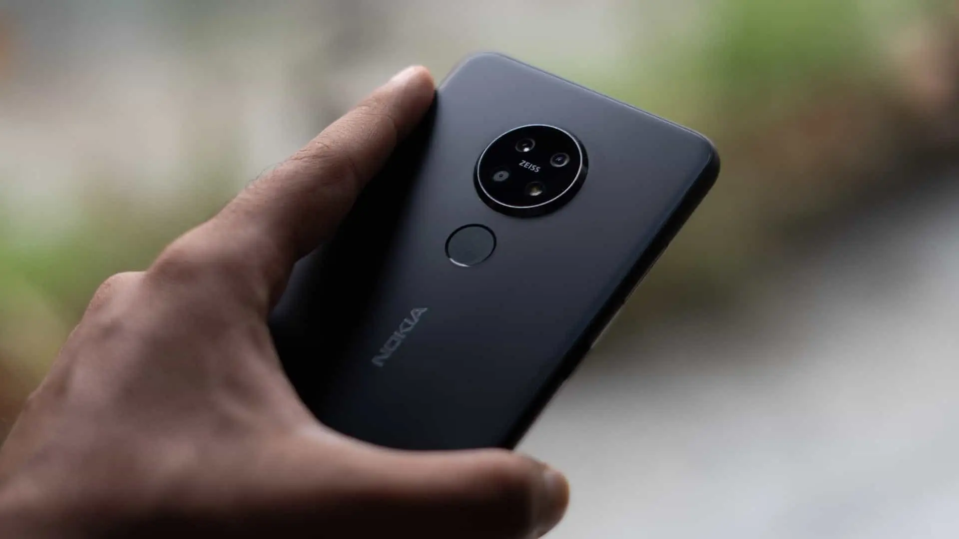 nokia 72 showing camera module in hand