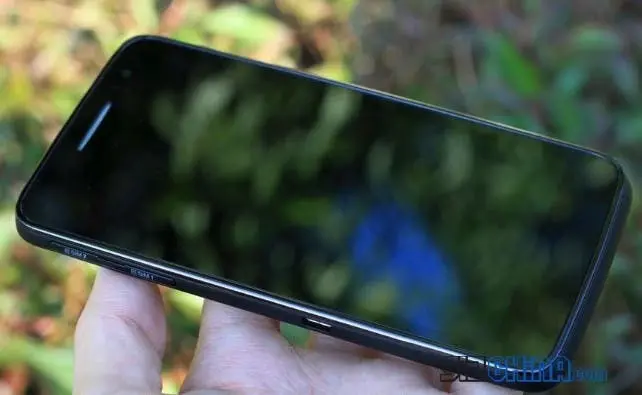 tcl y900 5 inch phone next to xiamoi m2