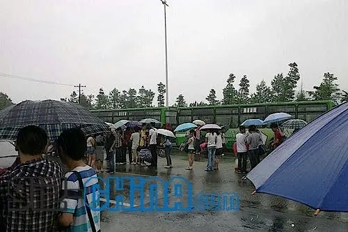 thosuands wait in rain at foxconn factory