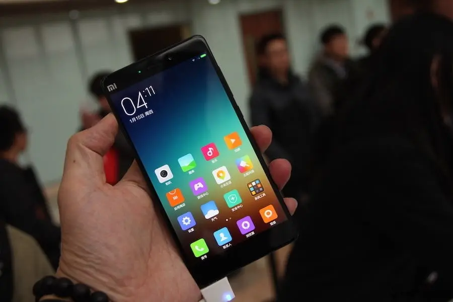 xiaomi mi note hands on photos black front hand