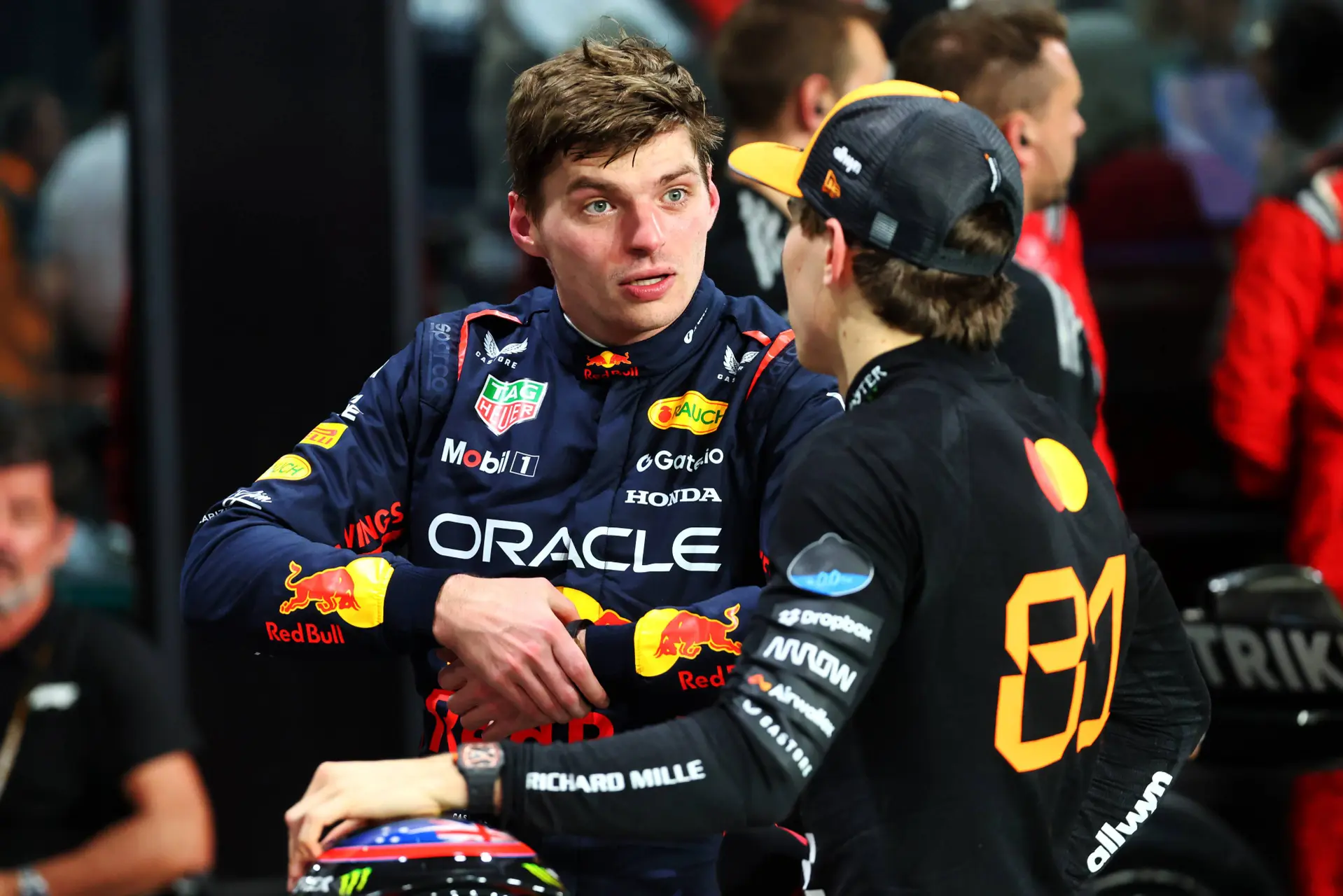 Max Verstappen en Oscar Piastri na het incident