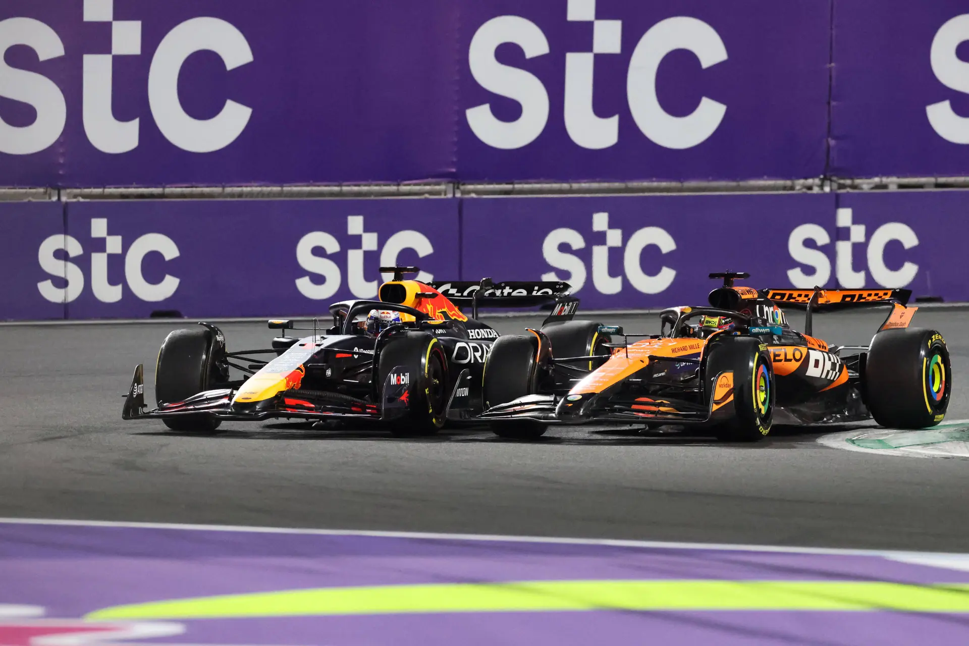 Max Verstappen en Oscar Piastri in gevecht in Jeddah
