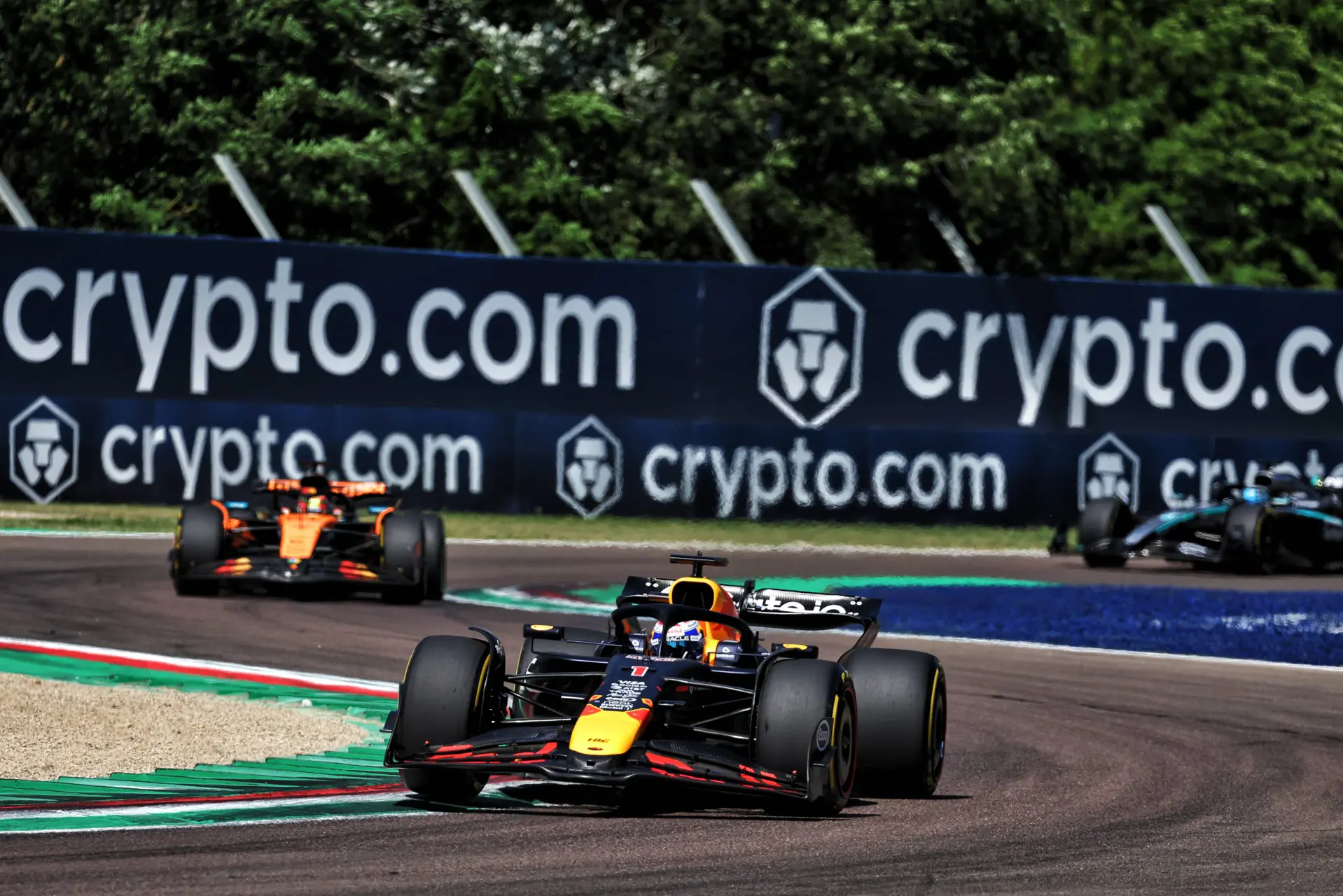 Max Verstappen voorbij aan Oscar Piastri in Imola