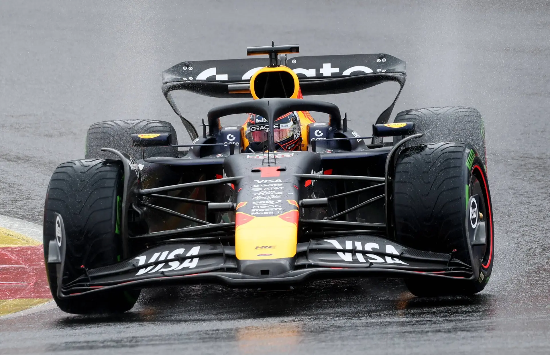 Verstappen in actie op een nat Spa-Francorchamps, foto: Red Bull Contentpool