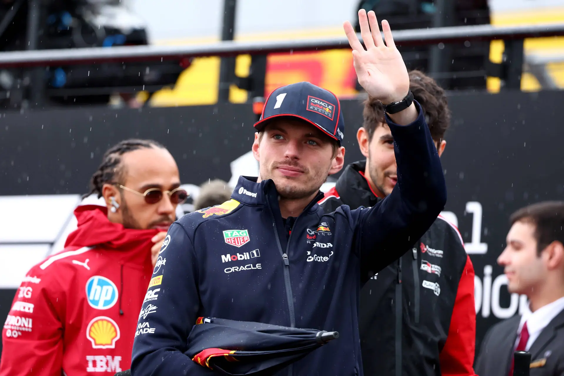 Zwaaiende Max Verstappen