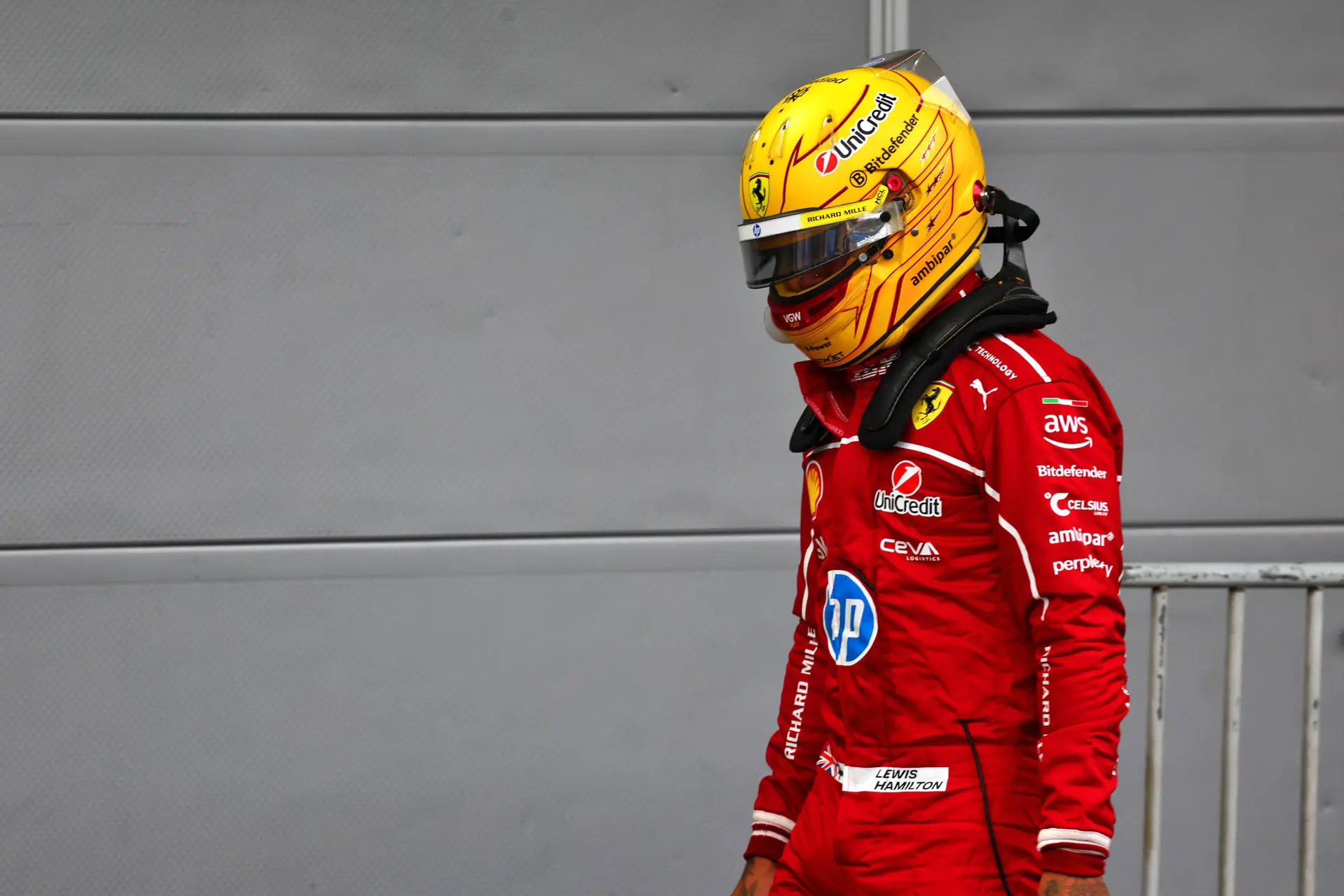 Lewis Hamilton in de F1-paddock.