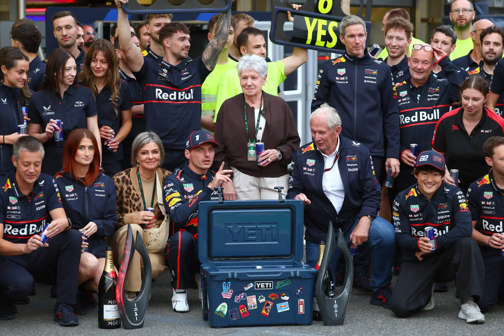 Verstappen en zijn familie poseren met het team van Red Bull Racing voor de Red Bull garage