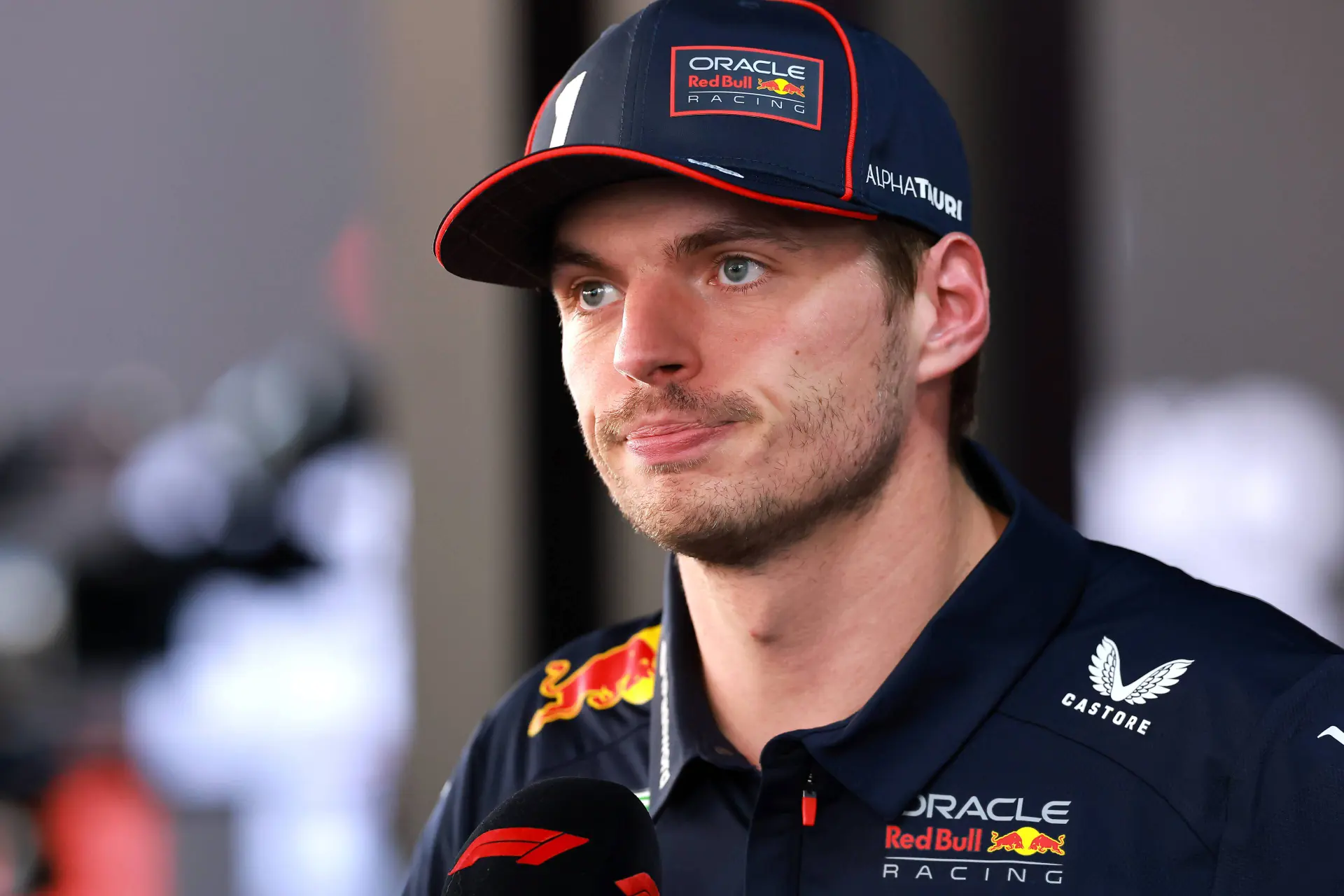 max-verstappen-red-bull-f1-gp-mexico-microphone