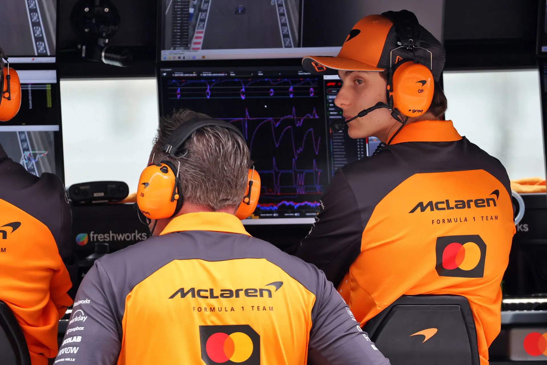piastri-brown-mclaren-abu-dhabi-f1