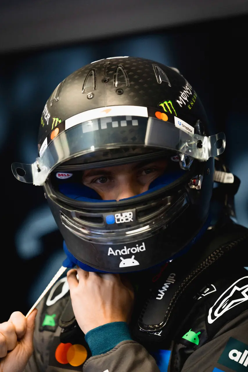 Piastri in Barcelona - Shakedown helmet