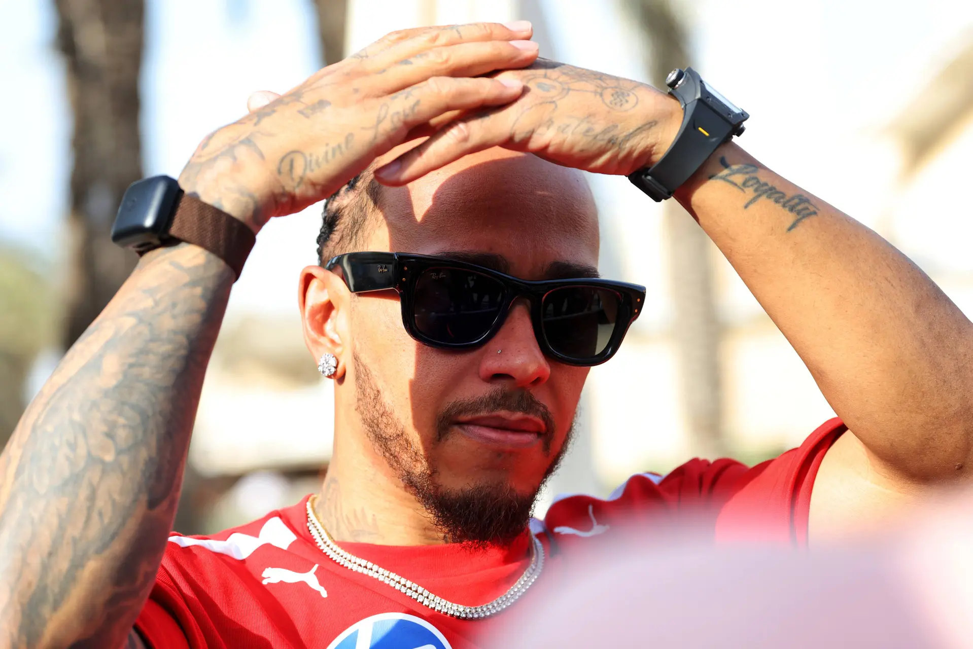 Lewis-hamilton-schrikt-van-f1-wagens