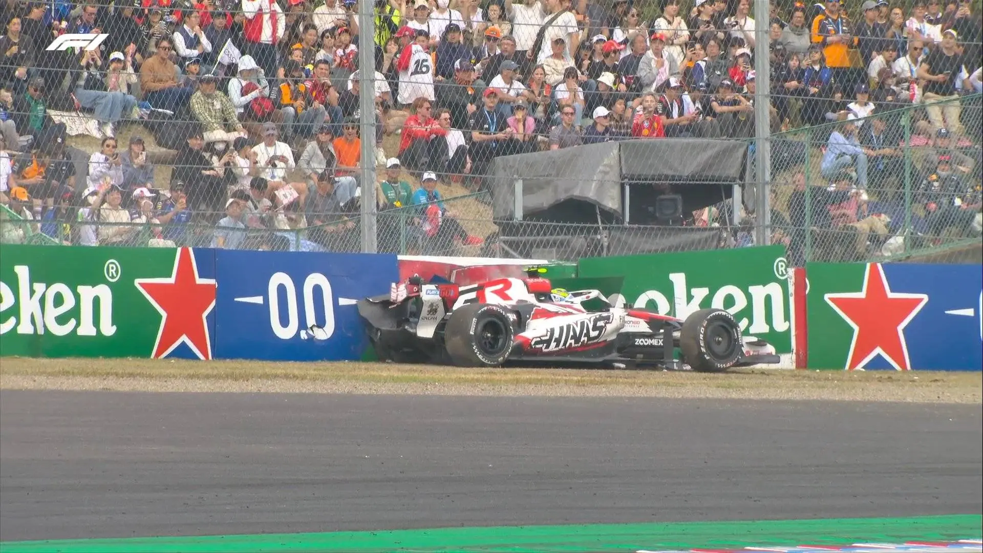 Oliver Bearman crashes heavily in Japan